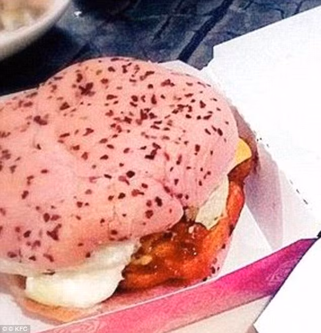 Bánh burger hoa hồng. Lấy cảm hứng từ loài hoa tình yêu nổi tiếng, chi nhánh KFC tại Trung Quốc đã cho ra đời chiếc bánh burger hoa hồng đầu tiên trên thế giới. Theo như quảng cáo của KFC, ngoài rau diếp, khoai tây và nho như bánh burger bình thường, họ đã dùng cả cánh hoa hồng tươi để làm vỏ bánh.