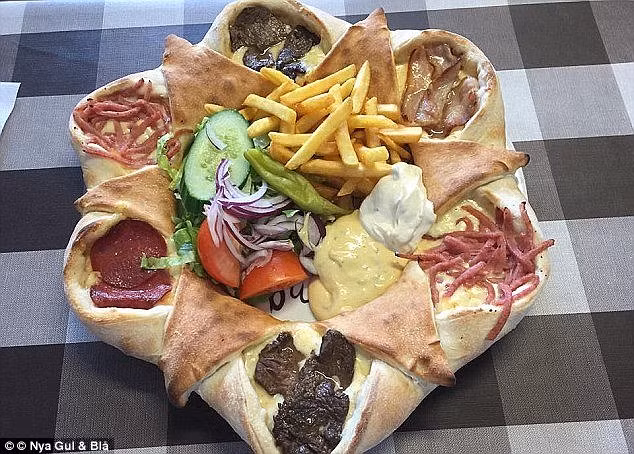 Bánh pizza hình ngôi sao. Đây là sản phẩm đến từ nhà hàng Nya Gul &amp; Bla ở Pitea, Thụy Điển. Đầu bếp Halmat Givara đã chia lớp đế bánh thành những phần đều nhau, mỗi phần mang một hương vị riêng đến từ bít tết, thịt xông khói, xúc xích tiêu, salad, khoai tây chiên và các loại nước xốt khác đi kèm. Tất cả cùng kết hợp trong một chiếc bánh tạo nên một sự đột phá, đi ngược lại với các món pizza truyền thống. 