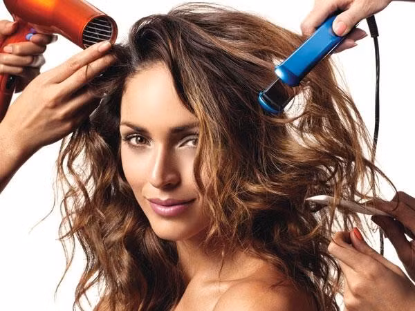 Tác động nhiệt nhiều cũng dẫn tới rụng tóc. Ảnh: Badhairday