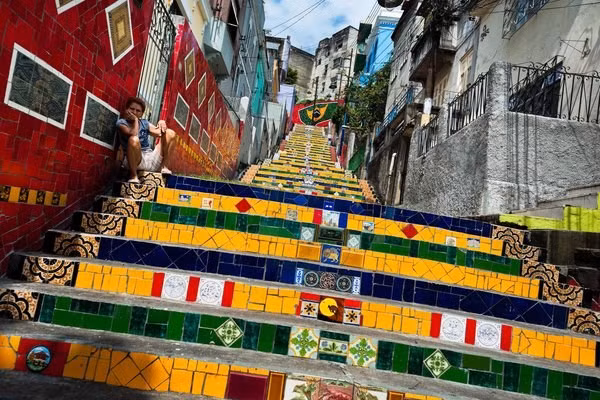 Cầu thang độc đáo trên phố ở Rio de Janeiro, Brazil.