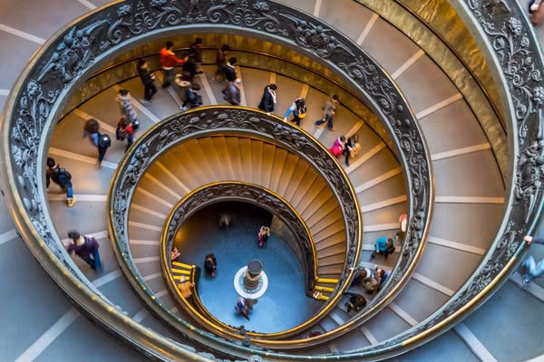Cầu thang trong một tòa nhà ở Rome, Italy.
