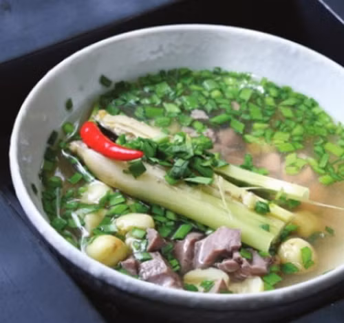 Lòng sả. Tiết heo hoặc tiết vịt được đánh tan vụn, đổ nước vào, nấu chung với gạo rang, đậu xanh cho nhừ. Lòng heo hoặc vịt được làm sạch, cắt miếng vừa ăn rồi thả vào nồi đang đun, sôi lần nữa là ăn được. Món đặc sản Quảng Trị này được cho rất nhiều ớt, ăn cay xé lòng, tê lưỡi. Người Quảng Trị thường chọn lòng sả những khi trời mưa để ấm lòng. Hoặc mỗi khi người cảm mạo, cần ra mồ hôi thì lòng sả là phương thức diệu kỳ, tác dụng không kém cháo hành tía tô.