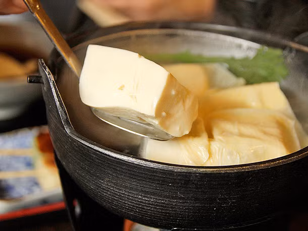 2. Đậu phụ: Kyoto nổi tiếng với nguồn nước sạch, tạo nên loại đậu phụ thủ công thơm ngon. Ngoài loại đậu phụ làm bằng máy, sản phẩm thủ công hầu như vẫn giữ nguyên cách làm truyền thống ở Toyoukeya, một cửa hàng của gia đình Yamamoto từ năm 1897. Tại nhà hàng Toyouke của gia đình này, thực khách có thể thưởng thức các món đậu phụ đặc sản Nhật Bản vào bữa trưa. Nếu bạn không phải là fan của đậu phụ, hãy thử món đậu phụ bơ dành riêng cho thực khách Tây. Ảnh: Seriousseats.