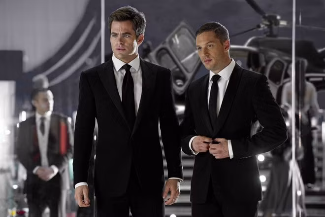 Tuck (Tom Hardy) và FDR Foster (Chris Pine) trong This Means War (2012): Đây thực chất là tác phẩm hài hước, xoay quanh hai chàng điệp viên CIA vốn là bạn thân nhưng bỗng quay sang đấu đá nhau chỉ vì cô gái xinh đẹp. Nếu như FDR của Chris Pine rất bảnh bao, thì Tuck của Tom Hardy lại vụng về, nhưng cũng không kém phần quyến rũ. Cô nàng Lauren Scott (Reese Witherspoon) hẳn không dễ để đưa ra quyết định xem sẽ cặp với ai.