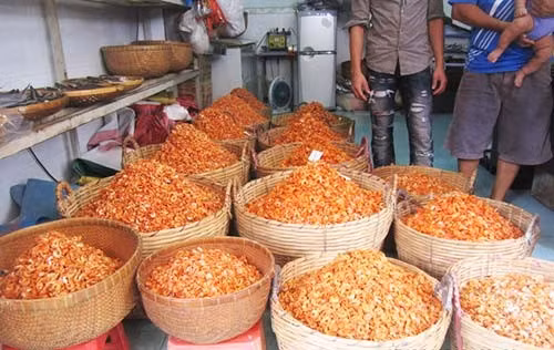 Để sản xuất ra được những con tôm khô ngon, chất lượng, ngày xưa bà con thường luộc rồi phơi thủ công, nhưng ngày nay, nhiều hộ gia đình đã đầu tư máy sấy để con tôm đảm bảo độ ngon ngọt.
