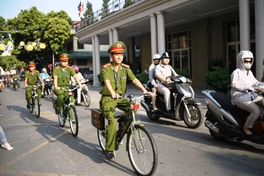 Vào ngày 12/8 vừa qua, mô hình Công an Hà Nội tuần tra bằng xe đạp được thí điểm cho các chiến sĩ công an khu vực ở một số phường thuộc 12 quận nội thành. Một khoản ngân sách cũng đã được dùng để đầu tư mua xe đạp “đặc chủng” sau đó phân bổ về cho các phường nhằm “tạo hình ảnh thân thiện giữa công an và người dân”.