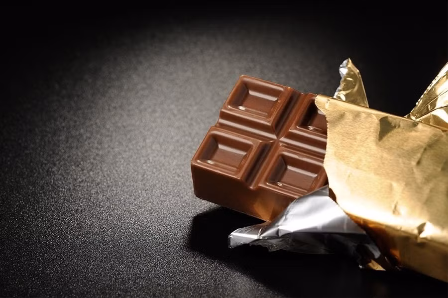 10. Chocolate đen. Bạn đừng quá bất ngờ khi biết rằng chocolate có thể… giúp tiêu hao mỡ bụng. Nhưng chỉ là chocolate đen thôi nhé! Nghiên cứu chứng minh rằng những người ăn chocolate đen sẽ nạp vào cơ thể ít hơn tới 17% lượng calo so với những người ăn chocolate sữa. Điều này được lý giải là do chocolate đen chứa hạt cacao nguyên chất và là một nguồn axít có lợi cho việc làm chậm lại quá trình tiêu hoá.