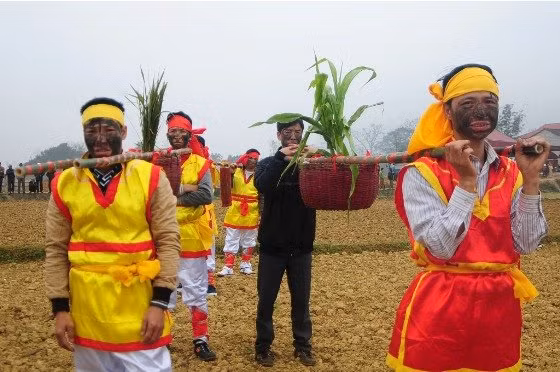 Trong lễ hội, các lễ vật cúng tế còn có ngô, lúa, dâu,… cầu cho cuộc sống đầy đủ, ấm no.