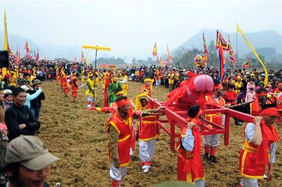 Kiệu rước tàng thinh được 8 trai tráng trong làng khiêng trên quãng đường rước dài chừng hơn 1km từ đình làng ra miếu Xa Vùn.