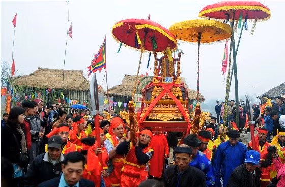 Thanh niên trai tráng khiêng kiệu rước Ngài từ đình làng ra miếu Xa Vùn (thờ Đức Thánh Cao Sơn Quý Minh) để cùng vui hội.