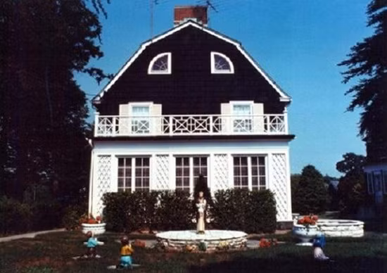 Nhà ma ám Amityville Ngôi nhà Amityville ở số 112 đại lộ Đại Dương, Mỹ là một trong những ngôi nhà ma ám đáng sợ nhất thế giới. Đây cũng chính là nơi đã ra đời bộ phim kinh dị nổi tiếng của Hollywood "The Amityville Horror". Ngôi nhà này được biết đến với tên gọi ngôi nhà ma ám sau khi ở đó xảy ra vụ thảm sát một gia đình 6 người vào một buổi tối kinh hoàng năm 1974. Các nạn nhân được tìm thấy với nhiều vết đạn trên người. Điều bất ngờ nhất là thủ phạm của vụ án này: Ronald DeFeo Jr - cũng chính là một thành viên trong gia đình. Hắn đã nhẫn tâm xuống tay với cha mẹ và bốn người anh em của mình bằng một khẩu súng trường Marlin.