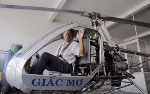 Kỹ sư Bùi Hiển bên chiếc máy bay Giấc Mơ.