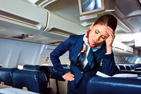 2. Tiếp viên hàng không Điểm ảnh hưởng sức khỏe: 62,3 Khẩu trang là vật bất ly thân của những tiếp viên hàng không trên những chuyến bay đông hành khách. Ngoài ra, họ còn đứng trước nguy cơ tử vong rất lớn nếu không may một thảm họa hàng không xảy ra.