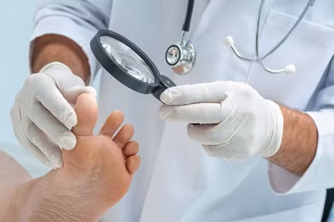 5. Bác sĩ chuyên bệnh về chân Điểm ảnh hưởng sức khỏe: 60,2 Giống như nhiều nghề liên quan đến y tế khác, những người chuyên trị bệnh về chân cũng đứng trước nguy cơ mắc bệnh lây nhiễm khi phải tiếp xúc trực tiếp với bệnh nhân.