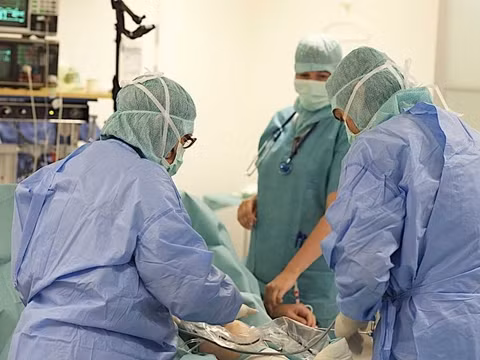 10. Trợ lý phẫu thuật, kỹ thuật viên y tế Điểm ảnh hưởng sức khỏe: 57 Những người này tham gia hỗ trợ trong các công việc y tế, tiếp xúc trực tiếp với máy móc sử dụng trong ngành này. Và tất nhiên, họ đứng trước nguy cơ bị ảnh hưởng khá nhiều. Ngoài ra trong công việc gây hại này còn phải nhớ nguy cơ lây nhiễm các loại vi khuẩn bệnh tật. Đây là lý do các bác sĩ phẫu thuật luôn phải sử dụng những bộ đồ đặc biệt để ngăn ngừa vi khuẩn.