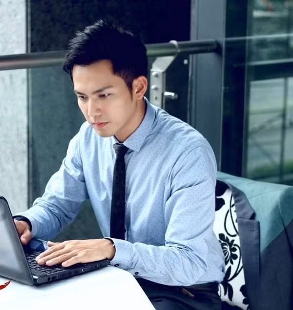 Trên khắp các mặt báo Trung Quốc tràn ngập hình ảnh Chung Hán Lương và vợ con thân mật tại Thái Lan. Trước đó, nam diễn viên “Bên nhau trọn đời” từng dính tin đồn đã lập gia đình từ nhiều năm trước tuy nhiên Chung Hán Lương chưa từng lên tiếng xác thực. Trong chuyến quay phim “Thợ săn tiền thưởng” tại Thái Lan vừa qua, Chung Hán Lương đã tranh thủ thời gian bên vợ và con gái. Được biết, bà xã của Chung Hán Lương chính là stylist Tạ Dịch Hoa sinh năm 1980. Hai người hẹn hò từ năm 2010. Con gái của “soái ca” này cũng chừng 2 - 3 tuổi.