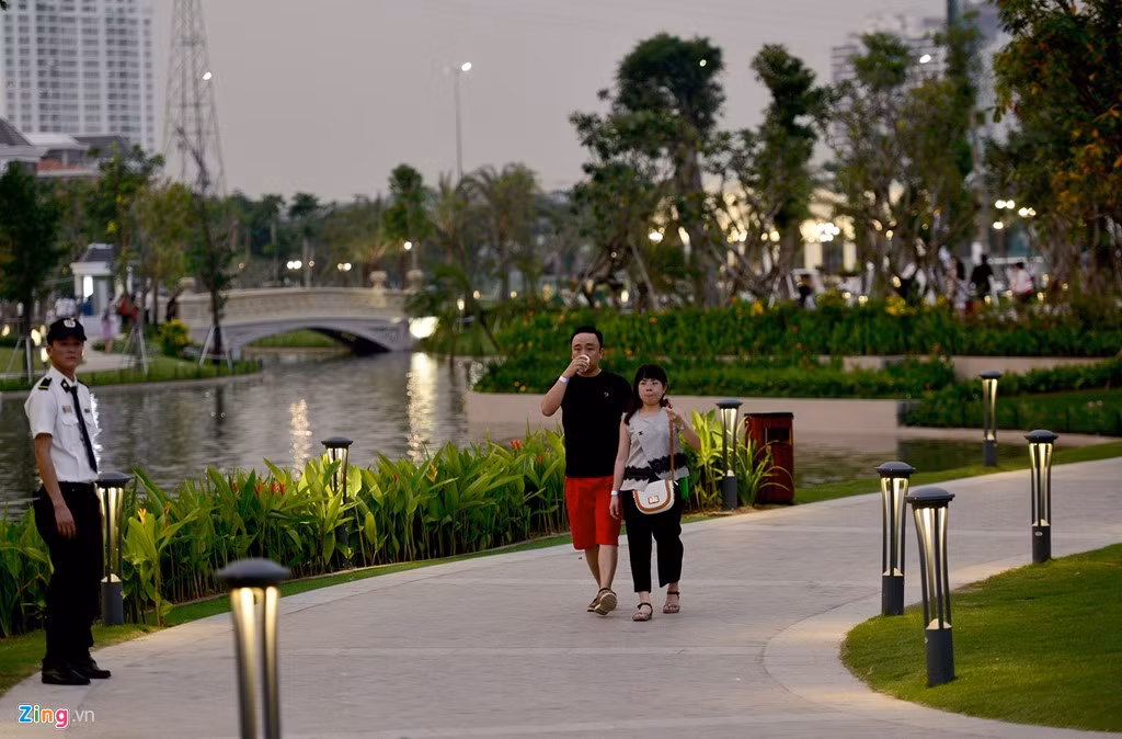 Mới đưa vào vận hành kỹ thuật nhưng nhiều người dân TP HCM đã đổ đến vui chơi trong ngày cuối tuần.