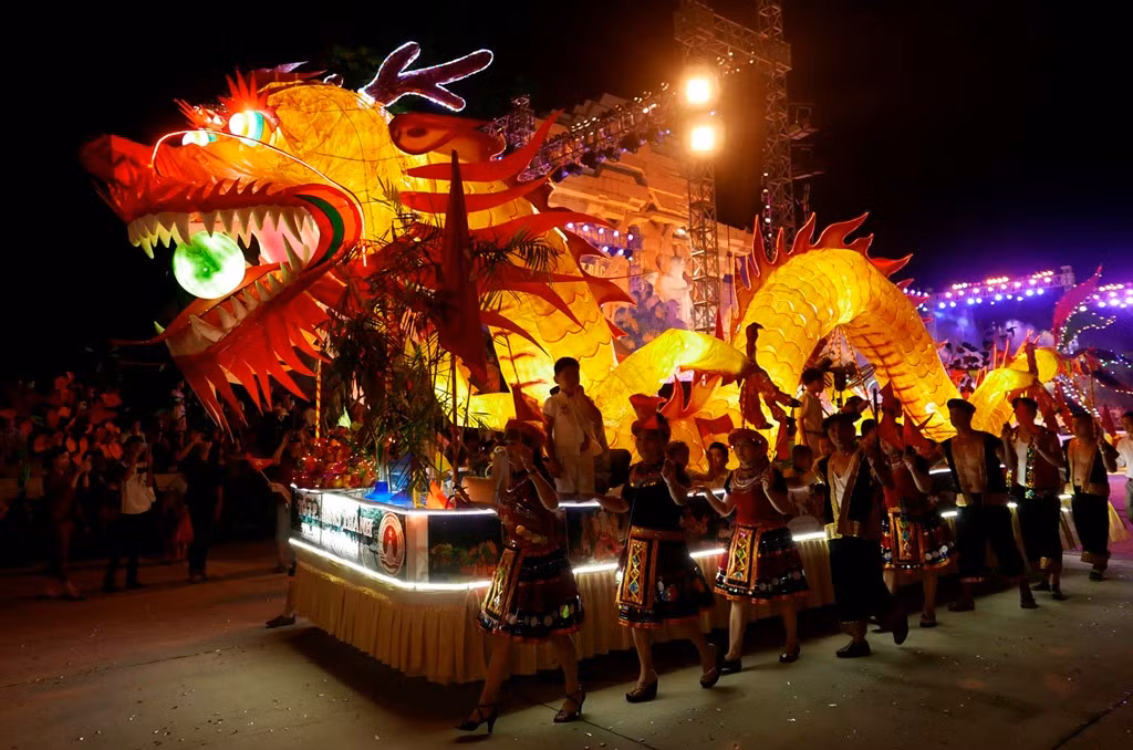 Tối các ngày 12-13/9, hai bên đường Bình Thuận, đại lộ Tân Trào, Quang Trung... du khách từ khắp nơi đổ về đứng chật kín đón xem, quay phim, chụp ảnh những mô hình đèn Trung thu độc đáo.