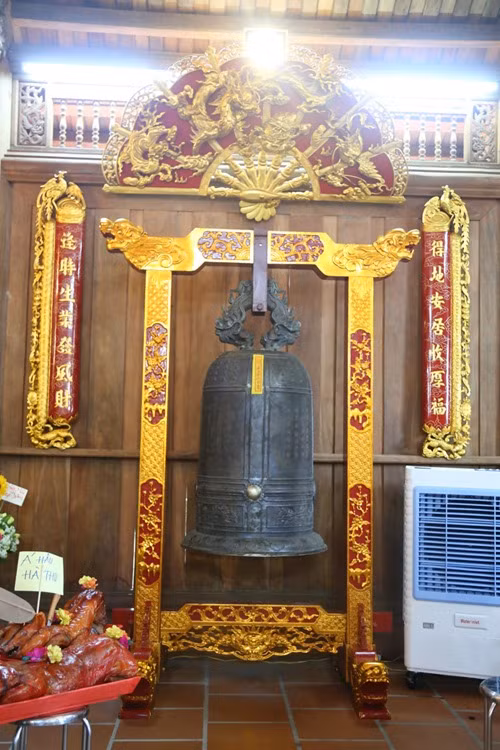 Trống chầu bằng đồng. Được biết, Hoài Linh tự tay thỉnh chuông vào các giờ định kỳ trong ngày.