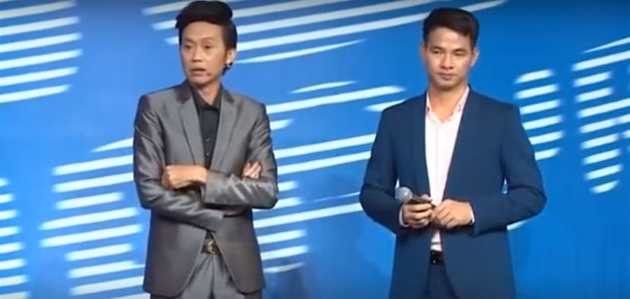  Quá gầy: Hoài Linh gầy guộc là điều mà ai cũng biết. Mỗi lần xuất hiện trên truyền hình, người đàn ông với body “mỏng như tờ” khiến không ít người hâm mộ phải thương. Đặc biệt, những ngày gần đây khi phải lo lắng cho công trình nhà thờ Tổ, hình ảnh Hoài Linh mệt mỏi, gầy guộc lau dọn, cúng bái gây xúc động.