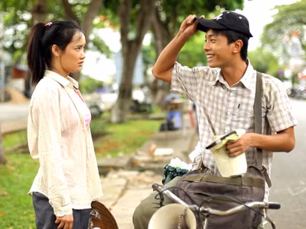 Và chỉ cho đến phim ngắn Xin lỗi anh chỉ là thằng bán bánh giò mới thực sự đưa tên tuổi Nhã Phương bước sang trang mới. Vào vai một cô gái bánh bánh tráng với một tình yêu đẹp và buồn cùng chàng trai bán bánh giò, vai diễn đã giúp Nhã phương trở thành một hiện tượng trên mạng xã hội. Đến nỗi ở thời điểm đó, cái tên Nhã Phương trở thành tâm điểm của cư dân mạng với biệt danh "hot girl bánh tráng".