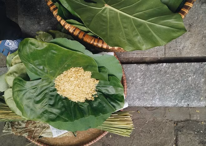 Hà Nội mùa thu có những món quà đặc trưng, bình dị và chớp nhoáng nhất trong năm. Đó là cốm non đươc ủ trong những chiếc lá sen, buộc bằng lạt lúa non xanh dịu.