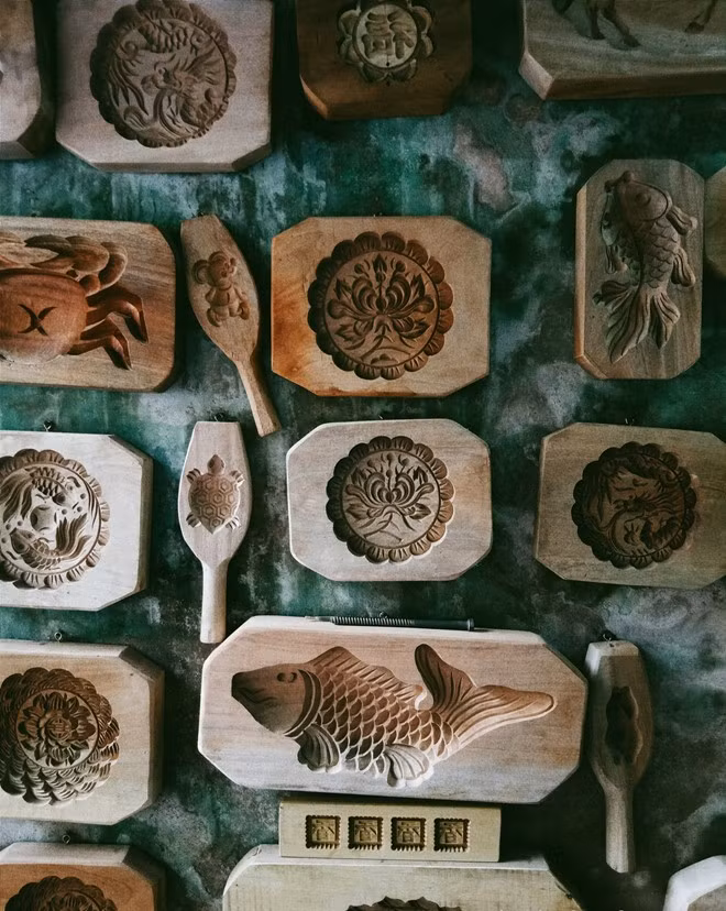 Cũng là mùa Tết đoàn viên, các hàng quán sôi động với muôn ngàn thức bánh. Dù hình thức chế biến công nghiệp đang phổ biến, nhưng miếng bánh ngon đúng điệu vẫn sử dụng khuôn gỗ truyền thống. Các khuôn này chứa đựng biết bao ký ức của người Hà Nội trong mùa thu với những hoa văn chạm khắc cầu kỳ như con cá, con heo, hoa lá.