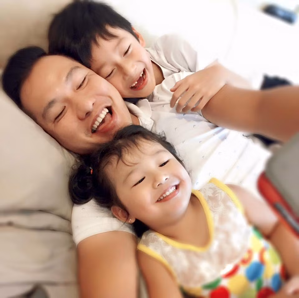 Ở thời điểm chưa từng làm cha nhưng Đức Hải lại tỏ ra thấu hiểu và gần gũi Bảo Nam - con riêng của Jennifer với Quang Dũng. Khi kết hôn với nàng Hoa hậu xinh đẹp, chính anh là người gợi ý vợ đón Bảo Nam từ Mỹ về Việt Nam sống cùng hai vợ chồng. Khi vợ sinh thêm con gái, anh không nề hà việc gì, thay vợ chăm sóc cả con gái nhỏ và Bảo Nam. Mỗi lần nhắc về người chồng hiện tại, Jennifer luôn rất tự hào: "Anh ấy là người rất vui tính, yêu trẻ con, lại hay bày trò nên Bảo Nam rất thích được ở bên. Anh cũng đủ kiên nhẫn giải thích từng ly từng tý những điều bé thắc mắc. Đặc biệt, anh rất yêu thương và xem Bảo Nam như con ruột của mình".