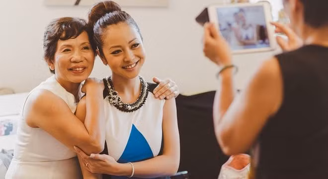Chưa dừng lại ở đó, Jennifer Phạm là một trong số ít các người đẹp may mắn khi ngay cả trong lần tái hôn thứ hai, cô cũng được gả vào nhà quyền quý, giàu sang, có tiếng tại Việt Nam. Mẹ chồng Jennifer Phạm là phó chủ tịch Hội đồng quản trị của một Tập đoàn lớn, trong khi ông xã cô cũng là một doanh nhân giỏi giang, thành đạt. Từ đây có thể chắc chắn rằng, mỹ nhân Việt này không phải lo nhiều đến kinh tế gia đình. Tuy nhiên, giàu sang luôn gắn liền với sự cô đơn và xa cách, đặc biệt là khi vợ chồng cô luôn bận rộn với công việc riêng. Ấy vậy mà không!