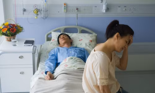 Chết ngất trước lời trăn trối của chồng trước lúc ra đi Chet ngat truoc loi tran troi cua chong truoc luc ra di
