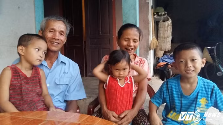 Nguoi dan ba tu tay sam le, cuoi vo cho chong-Hinh-2