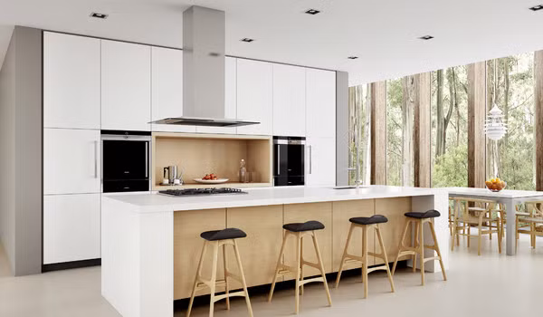 2. Phòng bếp có tính ứng dụng cao Tất cả chúng ta đều mong muốn có một căn bếp đẹp và hữu dụng, đó là điều mà xu hướng thiết kế nội thất bếp hiện đại hướng tới. Hãy biết cách tổ chức thiết bị và đồ dùng phòng bếp một cách hợp lý bao gồm cả phòng để thức ăn. Bạn cần có hệ thống chứa đồ thông minh để tối đa hóa không gian sử dụng. Sử dụng những ngăn kéo, giá trượt để chứa đồ dùng, các loại gia vị.