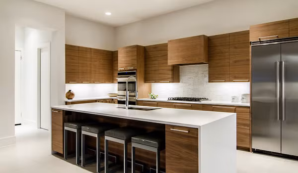 1. Thiết kế phòng bếp với xu hướng mở Trước đây, phòng bếp thường có xu hướng được thiết kế ẩn nhưng hiện nay những bước tường sẽ được loại bớt để mở rộng không gian. Với thiết kế phòng bếp mở này chúng ta có thể quan sát phòng bếp từ các góc khác nhau của căn hộ; do đó, căn bếp gọn gàng, sạch sẽ và được sắp xếp ngăn nắp luôn được ưa chuộng. Ngoài ra, sự hài hòa giữa nội thất phòng bếp và các khu vực xung quanh trong căn hộ cũng cần được chú trọng.