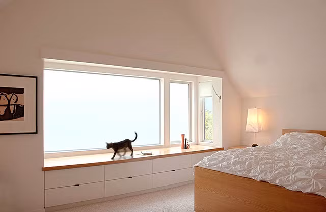 Tối giản và hiện đại. Khi thiết lập một cửa sổ, nên chọn khung cửa có kiểu dáng đơn giản, dễ nhìn tránh rối mắt. Chẳng hạn như cửa hình chữ nhật, đường viền khung thanh mảnh sẽ hiện đại hơn so với cửa hình tròn hay bát giác.Chỗ ngồi cũng nên sử dựng tủ đựng đồ thông minh để tiết kiệm không gian, các phụ kiện trang trí không nên quá nhiều mà đơn giản, tinh tế.