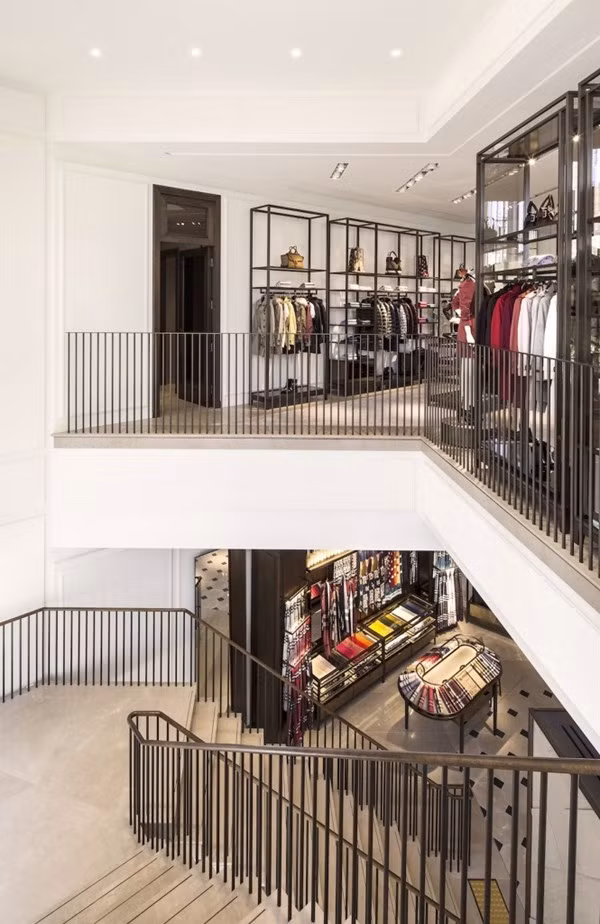 Và tất nhiên, cũng như bao cửa hàng flagship của Buberry trên khắp thế giới như Luân Đôn, Thượng Hải, Bắc Kinh, Đài Loan, Chicago,…flagship Burberry tại Seoul cũng trưng bày tất cả những BST và thiết kế mới của thương hiệu, bao gồm quần áo và phụ kiện thời trang.