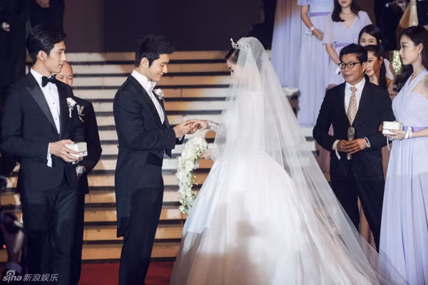 Sự kiện 'hot hơn lễ trao giải' này thu hút sự chú ý của rất đông người hâm mộ trên toàn thế giới và đặc biệt là khu vực châu Á bởi cặp đôi Angelababy và Huỳnh Hiểu Minh đều là những ngôi sao đình đám Hoa Ngữ và có mức độ phủ sóng rộng khắp châu lục qua hàng loạt bộ phim, gameshow truyền hình.