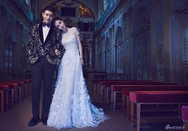 Thiết kế kín đáo của chiếc váy càng tôn lên vóc dáng mảnh mai yêu kiều của Angelababy, chi thiết đính hoa nổi lãng mạn giúp nàng 'tiêu Hoa đán' tựa như công chúa xinh đẹp bên Huỳnh Hiểu Minh.