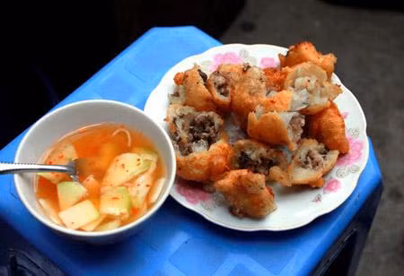 Bánh rán mặn Bánh rán mặn luôn nằm trong top những món ăn được ưa thích nhất trong mùa lạnh. Có gì kích thích vị giác trong chiều gió lộng hơn là chiếc bánh rán mới ra lò nóng hôi hổi, nhân là thịt xay, mộc nhĩ, nấm thơm lừng. Suất bánh rán mặn gồm 2 đến 3 chiếc bánh cắt nhỏ và bát nước chấm chua ngọt, thêm ít đu đủ xanh bóp giòn quả là món quà chiều lý tưởng trong ngày sang thu.