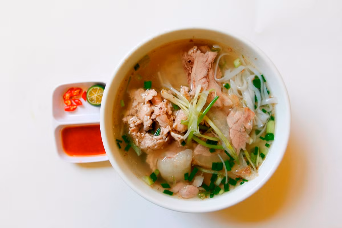 Phở Người Hà Nội ăn phở đủ 4 mùa trong năm, nhưng ngon và đã nhất vẫn là vào tiết thu - đông lành lạnh. Nếu người anh đang run run vì những trận gió đầu mùa thì hãy ghé ngay quán phở ven đường, gọi cho mình một tô phở rồi húp ngay lấy vài thìa nước dùng nóng hôi hổi. Nước dùng đi tới đâu, thấy người ấm đến đấy, mới thấy phở chính là món quà vua của mùa đông.