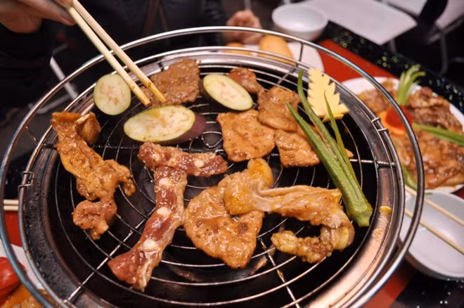 Đồ nướng Mùa đông là mùa của đồ nướng. Chẳng có gì thú hơn là buổi chiều sau khi tan làm, bạn bè cùng nhau đi... chén một bữa thịt nướng. Mùi thơm của thịt, của mỡ rơi xuống than hoa quả khiến người ta chẳng thể cầm được nước miếng. Vừa buôn chuyện, vừa lật trở những miếng thịt, khi thịt vừa chín thì nhanh tay gắp bỏ... vào miệng để cảm nhận được những miếng thịt nóng giẫy, vừa béo, vừa ngậy, ngon đến chối từ.