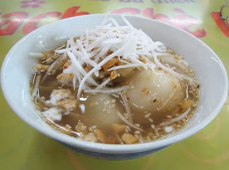 Bánh trôi tàu Với những người hảo ngọt bánh trôi tàu, lục tào xá, chí mà phù quả là những món ngon vô địch trong ngày lạnh. Một bát bánh trôi tàu bao giờ cũng có hai viên bánh cỡ lớn tầm một quả trứng gà, một viên có nhân đậu xanh xay nhuyễn cùng đường cát, viên kia lại là nhân vừng đen xay rồi được chan thứ nước màu nâu vàng sóng sánh như màu mật mía, thơm nồng hương gừng khiến ăn tới đâu, hơi ấm xực tỏa len lỏi khắp cơ thể đến đó. Thông thường bánh trôi tàu còn được ăn kèm với một chút dừa nạo tươi, lạc rang đập giập, rắc thêm chút vừng đen cùng một lớp cốt dừa mỏng phía trên.