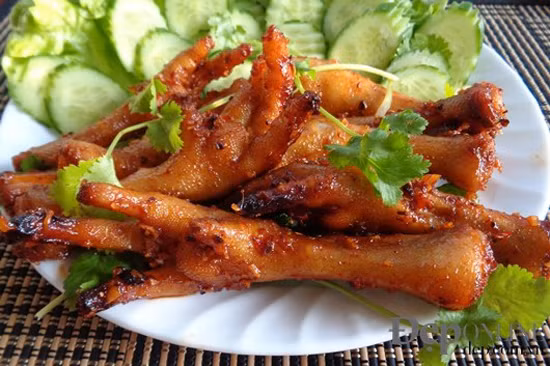 Chân gà nướng, chân gà rang muối Sẽ chẳng có gì ngạc nhiên nếu lượng khách ở các phố chuyên chân gà như Lý Văn Phức hay Hàng Thùng bỗng đông đột xuất khi trời trở lạnh. Bởi cái cảm giác vừa nhâm nhi chiếc chân gà nóng hổi, đậm đà, vừa tán chuyện với bạn bè quả thực vô cùng đặc sắc. Chưa kể đến những cơn gió lạnh đầu mùa lại càng khiến món quà vặt này thêm đặc biệt, thêm ngon.