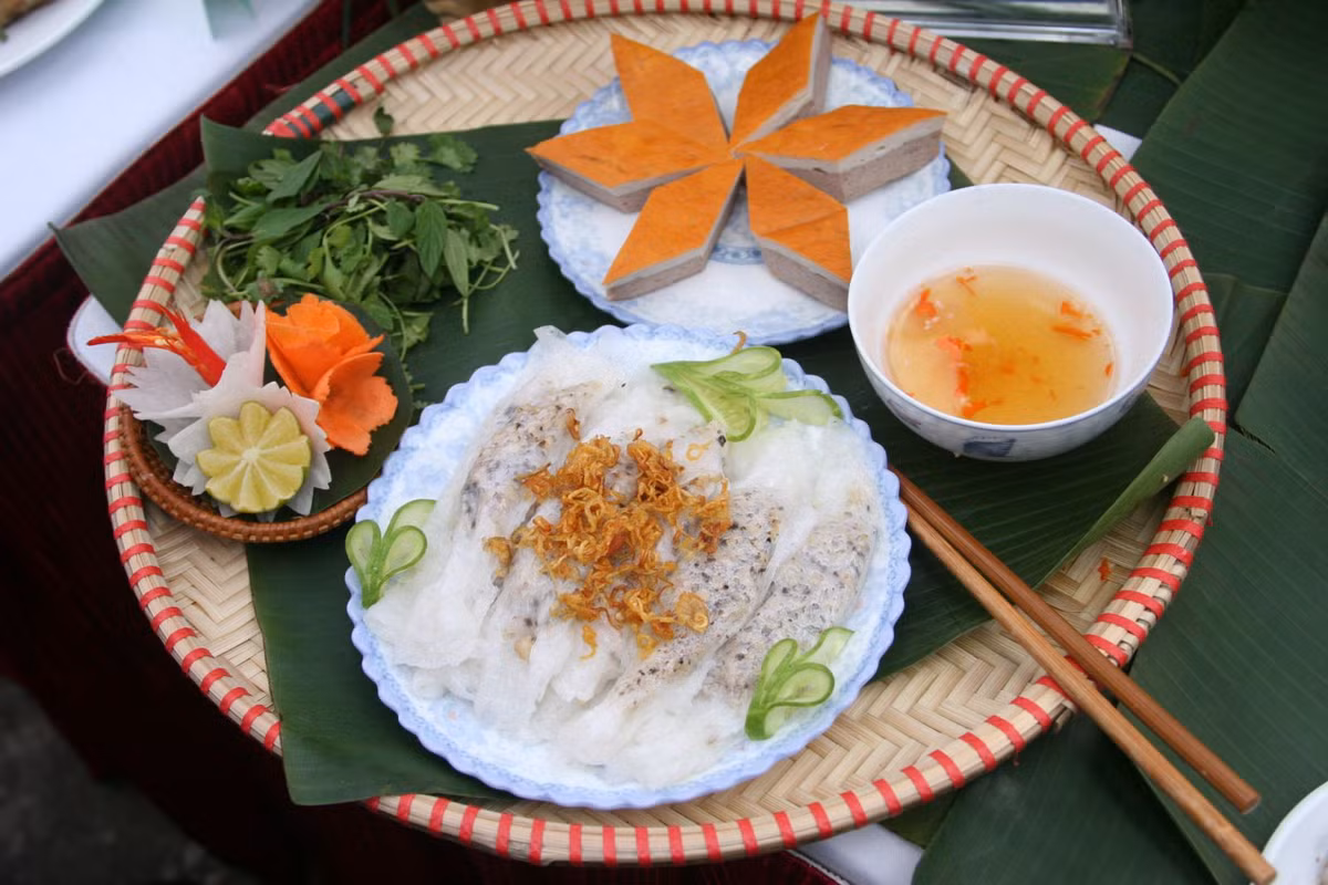 10. Bánh cuốn Bánh cuốn Hà Nội nổi tiếng nhất là ở đất Thanh Trì. Đây là một món ăn chơi khá cầu kỳ của người dân Hà thành. Bánh làm từ bột gạo xay mịn, tráng trên lớp vải mỏng căng ngang nồi nước đun sôi sùng sục, rắc thêm một chút thịt băm, mộc nhĩ thái nhuyễn, rồi nhanh tay cuốn lại kẻo bánh nát. Bánh cuốn dai dai, rắc thêm một chút hành phi, ăn kèm nước mắm và dưa góp.