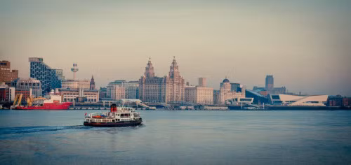 Thành phố Liverpool, Anh Thành phố Liverpool đã phát triển thành một trong những trung tâm thương mại lớn nhất thế giới vào thế kỷ thứ 18 và 19. Nơi đây đóng vai trò quan trọng trong sự phát triển của Vương quốc Anh và trở thành một cảng lớn ở châu Âu. Mặc dù vậy, tổ chức UNESCO cảnh báo các dự án xây dựng lại tại khu vực này có thể phá vỡ các di sản lịch sử tại đây.
