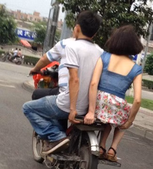 Mỗi người một bên cho cân đối nhé.