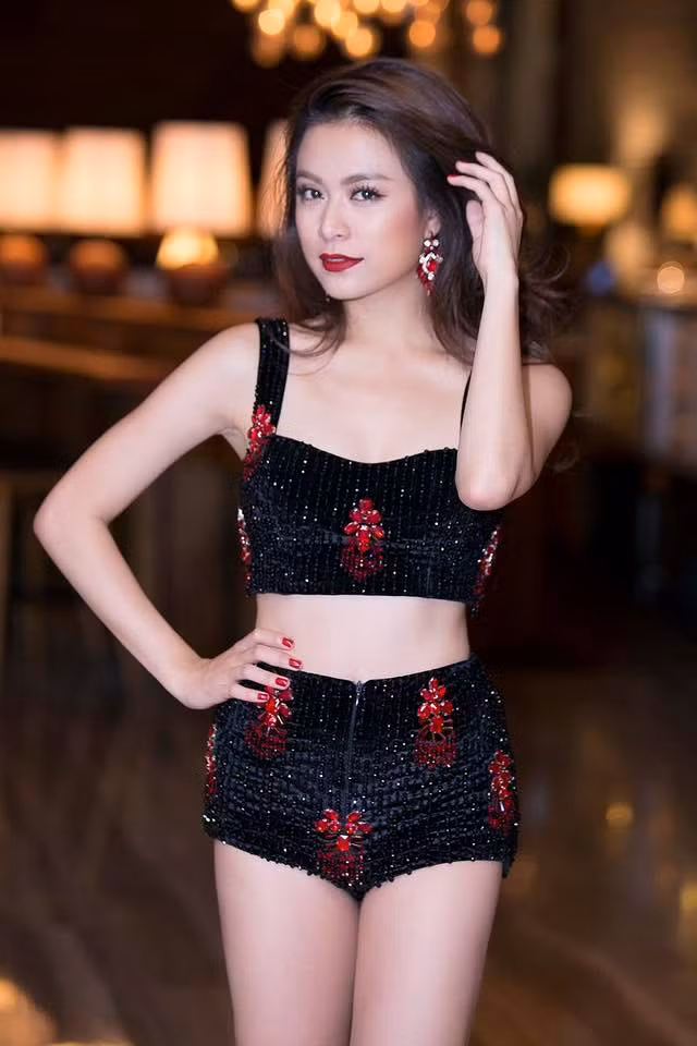 Nữ ca sĩ luôn biết lựa chọn những bộ trang phục sexy để khoe ngoại hình quyến rũ của mình khiến người mọi xung quanh phải ngước nhìn mỗi lần xuất hiện.