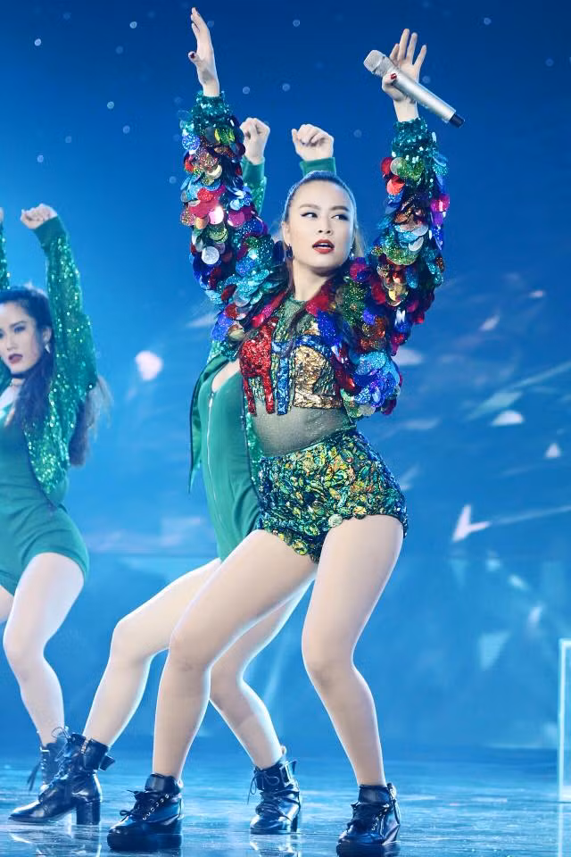 Trước đó, không khó bắt gặp giọng ca "Bánh trôi nước" nhảy "xung" trên sân khấu với trang phục không thể ngắn hơn.