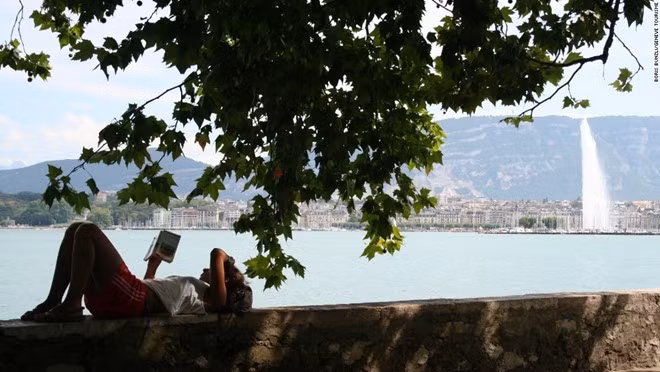 Geneva, Thụy Sĩ: Vài năm trước, Geneva là thành phố châu Âu duy nhất nằm trong top 10 mà một lít xăng không chì có giá ít hơn 2 USD. Hiện tại, giá dầu toàn cầu giảm và đắt nhất tại Hong Kong với mức giá 1,76 USD/ lít. So với thứ hạng năm ngoái, thành phố này tăng 3 bậc. Ảnh: CNN.