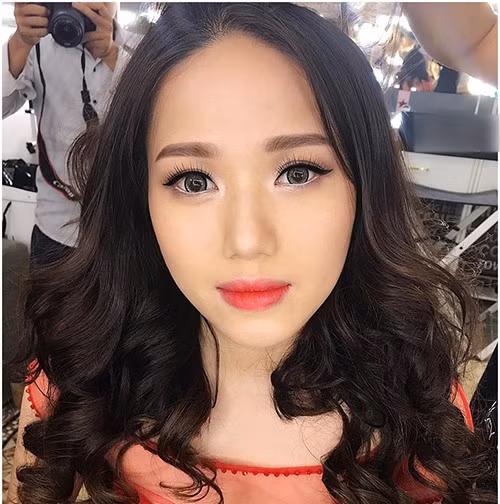 Cùng với đó là bình luận đánh giá cô thay đổi đáng kể về ngoại hình. "Gần 10 năm không thấy Thùy Chi, bây giờ trông bạn khác quá", một ý kiến chia sẻ.