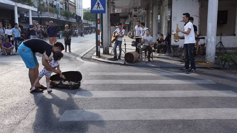 Nhiều nhóm nhạc biểu diễn quanh khu vực Hồ Gươm. Một ban nhạc biểu diễn trên phố Tràng Tiền hấp dẫn khá nhiều người dân và du khách nước ngoài.